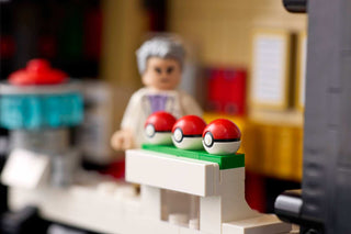 LEGO® Pokémon™ Iconic Trainer Moments Poké Ball 72154 - Moore's Minifigures