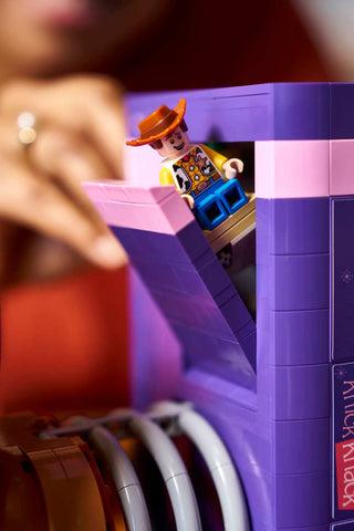 LEGO® ǀ Disney and Pixar Toy Story Slinky Dog Bookends 43301